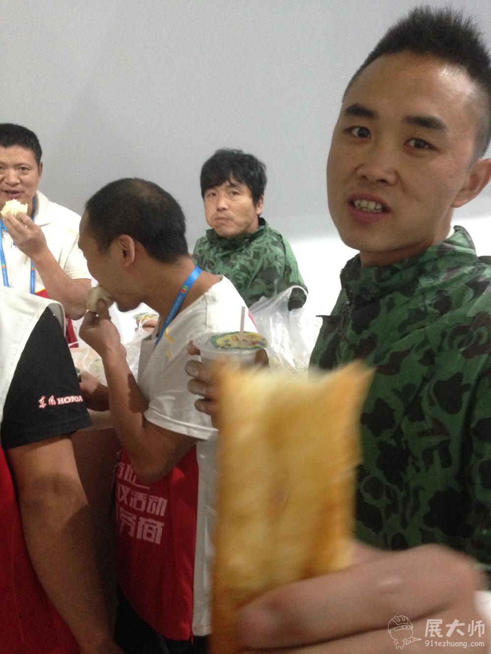 第四天早晨的早飯，瞧這個(gè)帥小伙