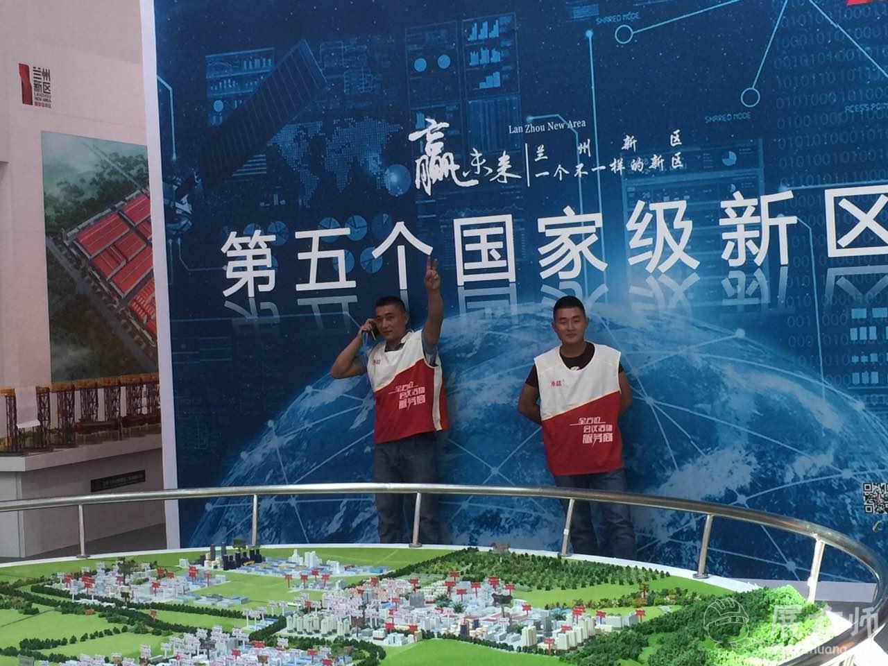 工人師傅在現(xiàn)場(chǎng)維護(hù)時(shí)，還不忘了拍張照片留個(gè)念