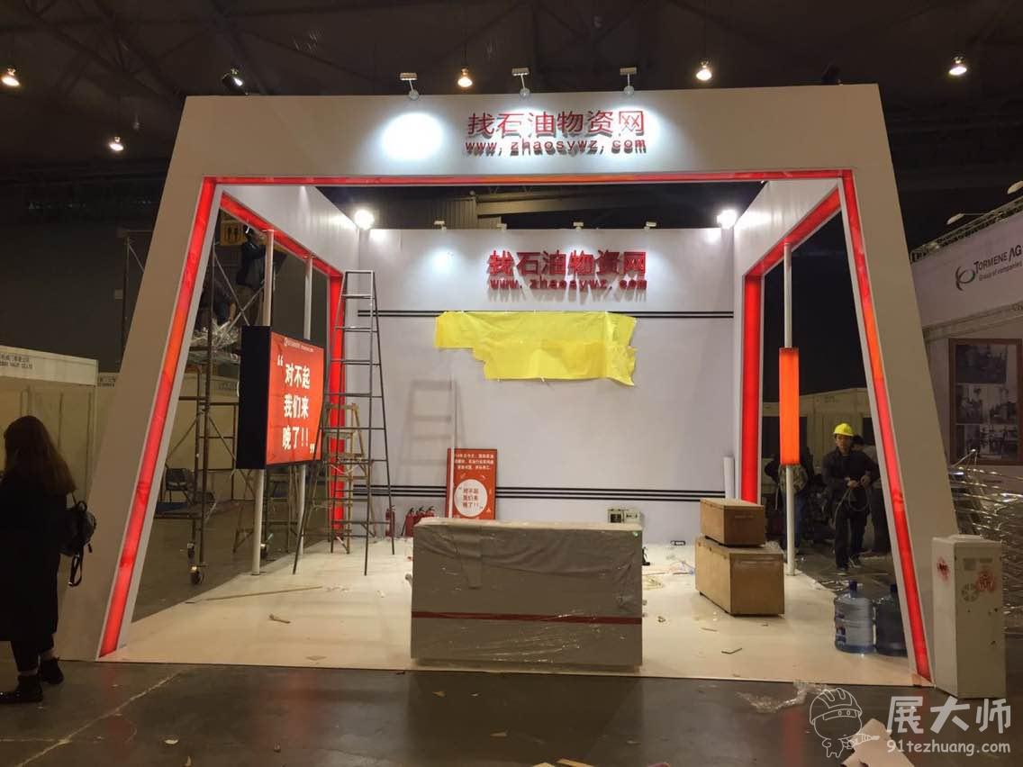 燈光中，展臺格外耀眼奪目。