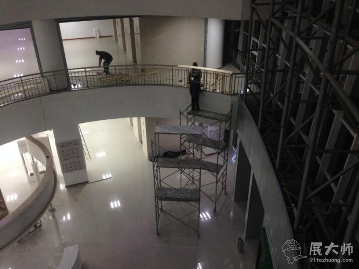 夜晚雖深，但施工不停