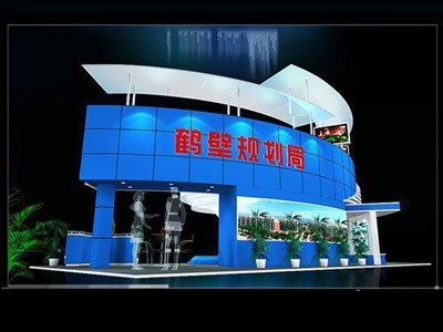 72平米展臺(tái)設(shè)計(jì)制作：四面開口/前衛(wèi)/木質(zhì)結(jié)構(gòu)/藍(lán)色，為成就招商展展商而作（免費(fèi)使用）